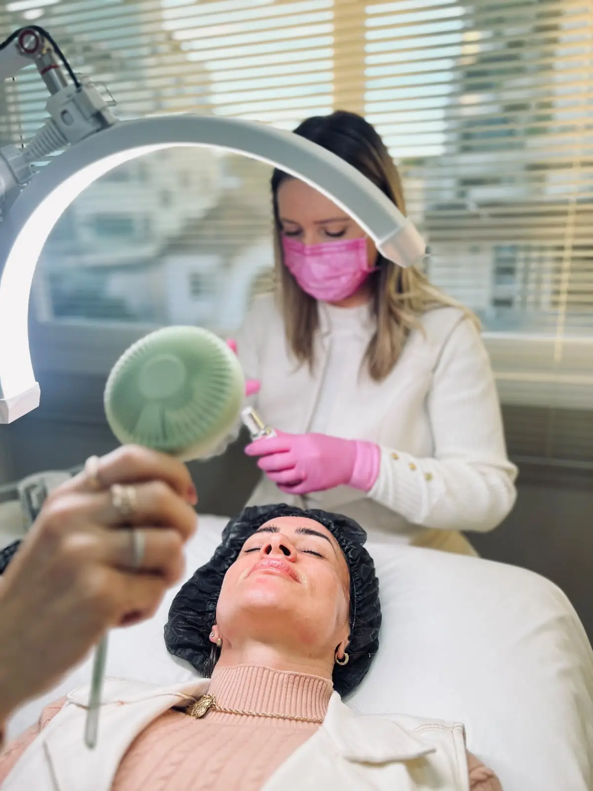Dra. Tanise durante atendimento facial